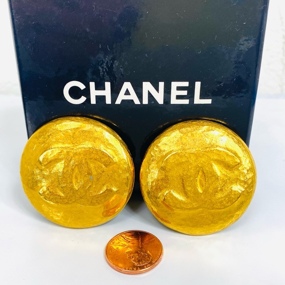 1993 Vintage Chanel CC LOGO Hammered Gold Plated Clip on Earrings - Picture 1 of 16